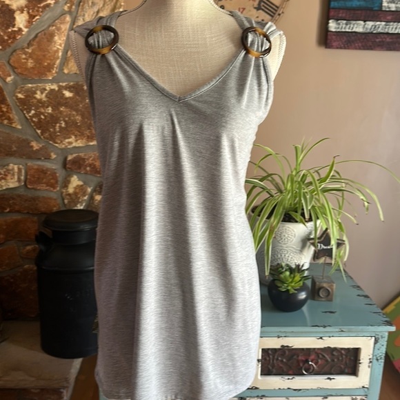 C’est La Vie Tops - Women’s C’est La Vie Faux Tortoise Shell Acrylic Rings Tank Top Size XL Gray